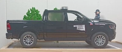 Ram 1500 Laramie 2019 Oklahoma Highway Patrol MotorMax doble cabina escala 1/24 Foto 1 de 4