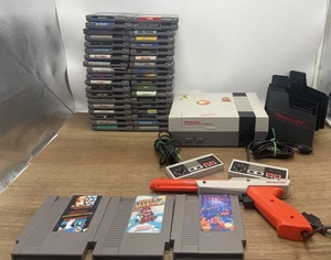 Lotto bundle console Nintendo NES originali con 42 giochi + accessori tutti testati - Foto 1 di 19