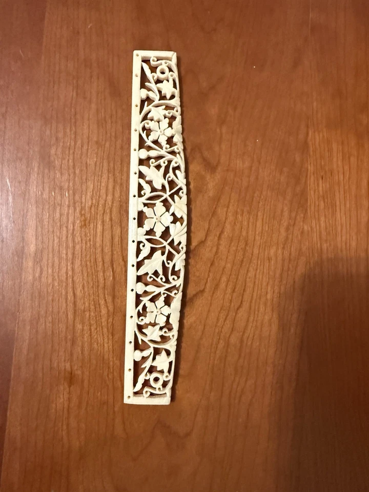 Антикварная резная костяная защитная палочка для вентилятора • викторианский пирсинговый цветочный дизайн • 19 век - Изображение 1 из 1