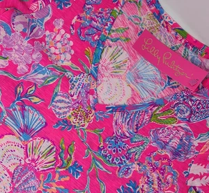 T-shirt scollo a V Lilly Pulitzer Etta taglia XS rosa Isle Shell Me qualcosa di buono nuova con etichette - Foto 1 di 10