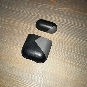 Native Union Airpods Case, Intarsien Schwarz Italienisches Leder - Bild 1 von 3