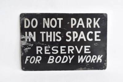 Antiguo pintado a mano sin estacionamiento taller de reparación de carrocería garaje arte popular antiguo Foto 1 de 4