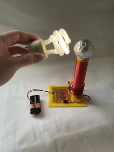 Komplett montierte Mini Tesla Spulenschaltung auf Glas - Bild 1 von 9