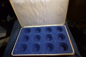 VITRINE NUR FÜR 12 MÜNZEN--AMVETS MEDAILLENSERIE ODER ANDERE--KEINE MÜNZEN KOMMEN A - Bild 1 von 3