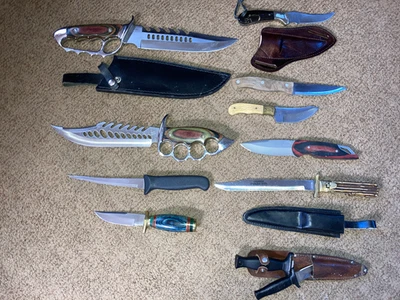 Lote de 17 cuchillos de hoja fija, la mayoría sin usar con y sin fundas como se muestra. Foto 1 de 4