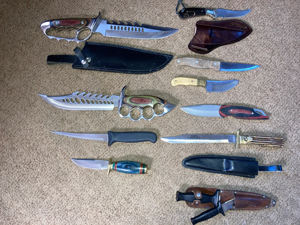 Lote de 17 cuchillos de hoja fija, la mayoría sin usar con y sin fundas como se muestra. Foto 1 de 4