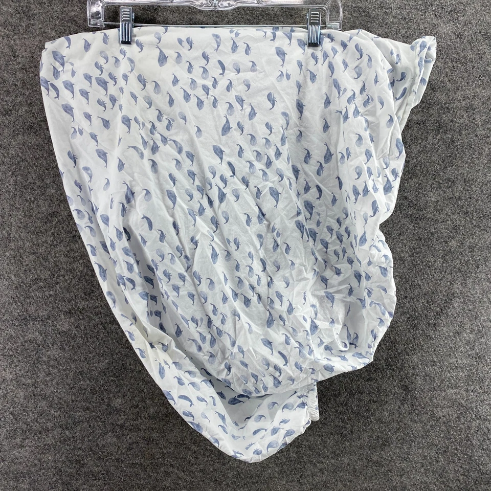 Sábana cuna Pottery Barn Kids Mermaids Cove algodón orgánico estampado de peces blancos Foto 1 de 4