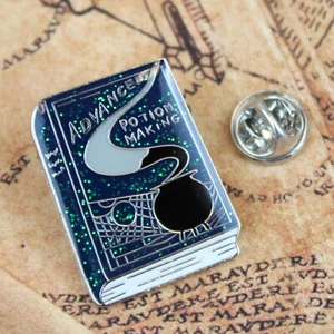 Prendedor esmaltado libro de texto avanzado para hacer pociones (Harry Potter) - Imagen 1 de 4