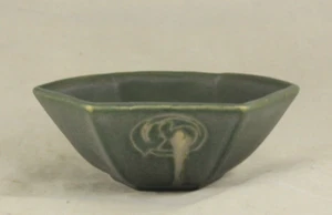 Vintage Roseville Rosecraft HEXAGON 4½" Diameter Low Bowl Dk Green & Cream Glaze - Picture 1 of 7