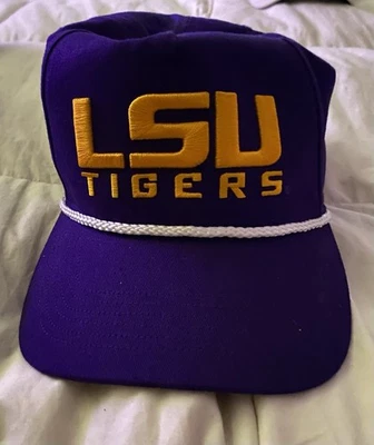 LSU Tigers '47 品牌本地挂帽平沿帽 - 紫色和金色 - 全新 — 第 1/4 张图片