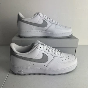 Nike Air Force 1 Low Herren Weiß/Grau Größe UK 10 EUR 45 Turnschuhe Brandneu - Bild 1 von 5