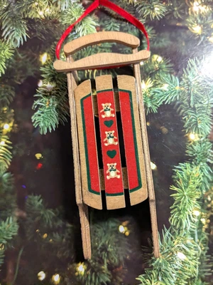 Mini adorno de trineo pintado de madera Kurt Adler 1991 o trineo de muñeca Foto 1 de 4