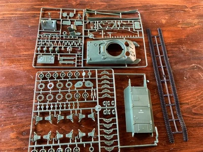 Sherman M4 A1, scala 1:35, Italeri, Italy. Modello da montare, plastica. Anni 70 - Immagine 1 di 4