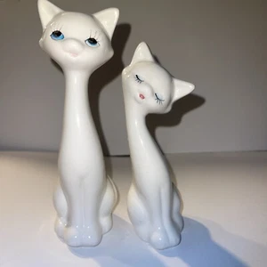 Paire de chats en porcelaine blanche. Made In Taiwan - Photo 1/6