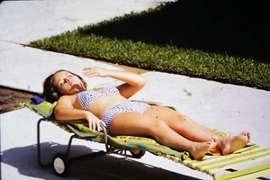 #B Diapositiva 35mm - De Colección - Coleccionables - Foto - Linda niña tomando el sol bikini - Imagen 1 de 1