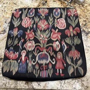 A CUSHION FRAGMENT, tapestry weave, "Urnor och par", Scania (Sweden) 19-20 C. - Picture 1 of 7