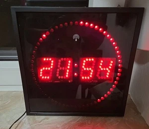 Lunartec LED Uhr: LED-Funk-Wanduhr mit Sekunden-Lauflicht durch rotes LEDs - Bild 1 von 5