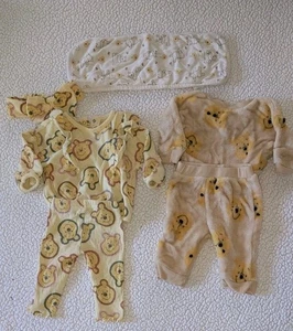 Disney Winnie Puuh, "Konvolut" 2 Outfits Größe 0-3 Monate und Winnie Ruckp Pad - Bild 1 von 16