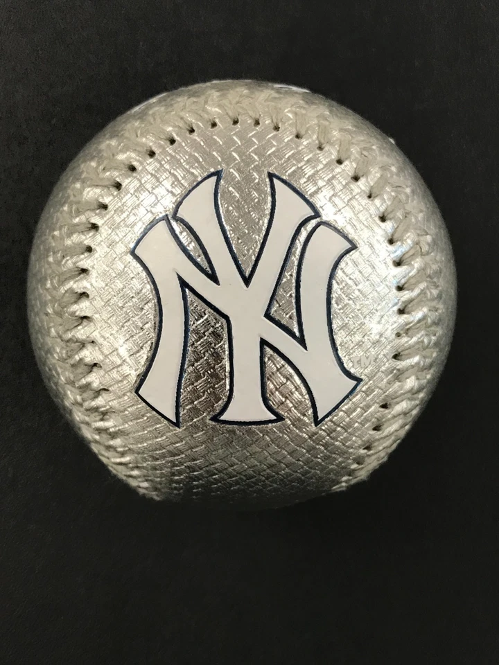 Rawlings LE MLB 2007 logotipo de los Yankees de Nueva York recuerdo plateado béisbol coleccionable Foto 1 de 4