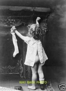 REPRINT PHOTO OF 1901 IMAGE - LITTLE GIRL HANGING STOCKING FOR SANTA - Bild 1 von 1