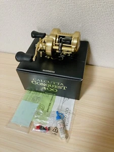 Köderrolle 15 KALKUTTA CONQUEST 400 RH 5RH820400 IN BOX - Bild 1 von 15