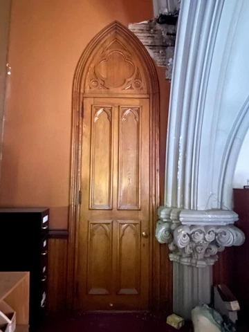 INCREDIBLE OAK GOTHIC MONUMENTAL DOORS FROM A CLOSED CHURCH - HCM136 Cover
