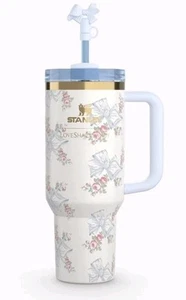 Vaso Stanley X LoveShack Fancy 40 OZ - Rosa Beaux Azul Edición Vacacional - Imagen 1 de 9