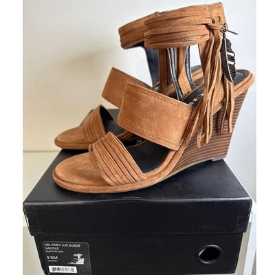 NUEVO COACH Delaney Lux Gamuza Sillín Cuña Sandalias Tacones Flecos Correa para el Tobillo 9.5M Foto 1 de 4