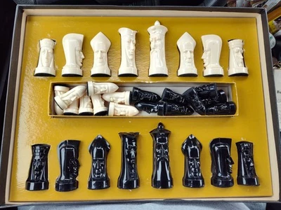 Juego de ajedrez esculpido Pleasantime 1957 Ganine edición salón gótico caja completa Foto 1 de 4