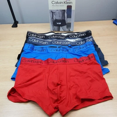 Paquete de 4 calzoncillos boxer de microfibra Calvin Klein para hombre medianos rojos negros grises azules Foto 1 de 4