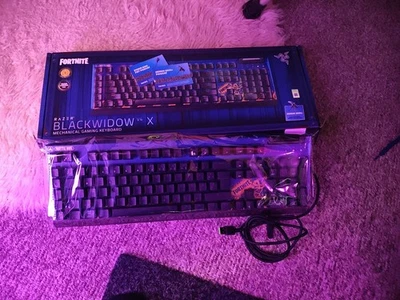 Razer Blackwidow V4 X Fortnite Edition kabelgebundene Tastatur - Bild 1 von 3