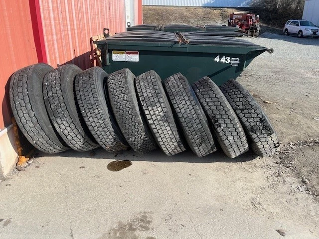 Neumáticos de transmisión usados 295/75r22.5 sobre ruedas de acero Foto 1 de 3