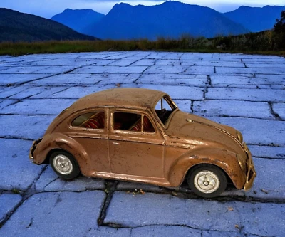 Coche modelo de juguete vintage dorado VW Escarabajo metal prensado Volkswagen Bug años 60 Japón Foto 1 de 4