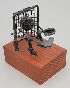 Escultura de metal Greg Quayle del portero de hockey sobre hielo original de la década de 1980 de colección 1984 - Imagen 1 de 9