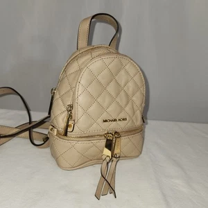 ZAINO/tracolla trapuntato nuovo senza etichette MICHAEL KORS RHEA ZIP XS MSGR BEIGE/ABBRONZATURA - Foto 1 di 16