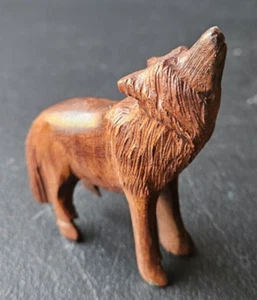 HOWLING AT THE MOON. WOLF FIGURINE. CARVED WOOD. BEAUTIFUL COLOR. DAMAGED LEG - Picture 1 of 10