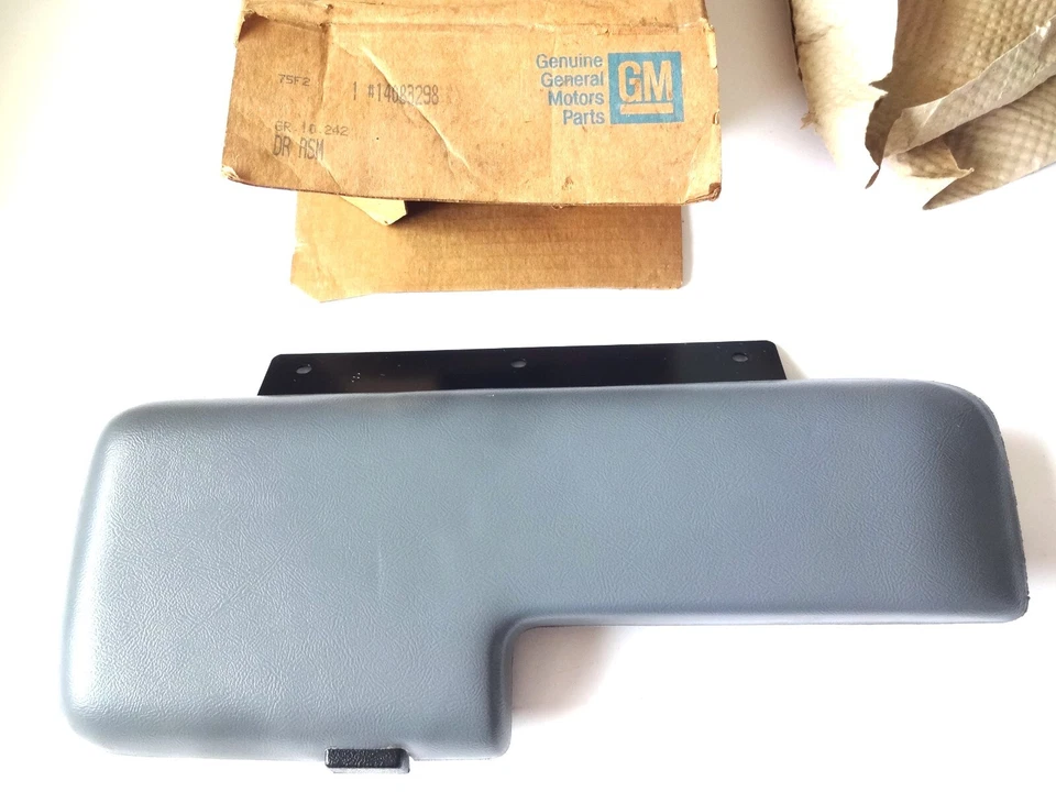 NOS 1987 - 1990 CHEVY CORSICA CONSOLE LID DOOR BUTTON HINGE ASSEMBLY ARM REST - Image 1 of 4