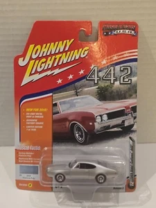Johnny Lightning Muscle Cars USA 1969 Olds Cutlass 442 - Platinum Poly - Foto 1 di 1