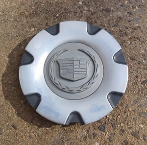 Cadillac SRX center cap 2004-2006 part number 9594307 02 - Picture 1 of 3