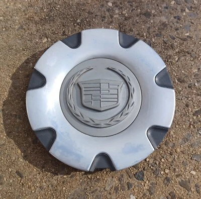 Cadillac SRX center cap 2004-2006 part number 9594307 02 - Image 1 of 3