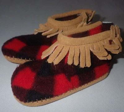 Minnetonka Fleece Moccasins Youth Boy Girl size 6 Black Red Check W/ fringe - Image 1 of 4