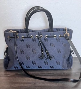 Auténtico bolso de mano Dooney & Bourke 2008 azul marino con borla de lona con monograma - Imagen 1 de 7