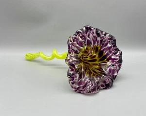 Flor de vidrio artístico púrpura moteado Chartreuse tallo retorcido hecho a mano BONITO - Imagen 1 de 5