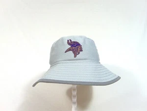 Sombrero de cubo reflectante New Era Minnesota Vikings en el campo lateral L/XL imperfecto - Imagen 1 de 9