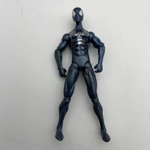 Figura de acción Marvel Universe Spiderman disfraz negro azul metálico 3,75 pulgadas - Imagen 1 de 12