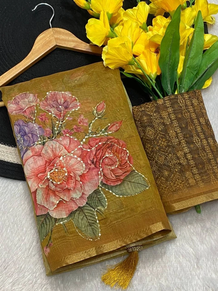 Hermoso look sari de tela de lino con blusa para uso tradicional Foto 1 de 1