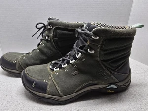Scarpe da donna Ahnu (F80131) TAGLIA 9,5 stivali da trekking in pelle oliva suole Vibram - Foto 1 di 13