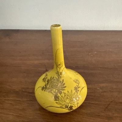 Mini vaso coreano de esmalte amarelo craquelado do século XX com flores douradas - Imagem 1 de 4