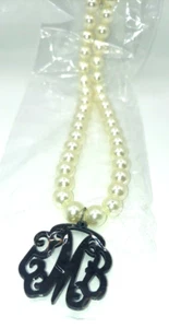 Collar de perlas sintéticas de joyería sin marca con colgante negro ""M"" nuevo en paquete 11 pulgadas - Imagen 1 de 6