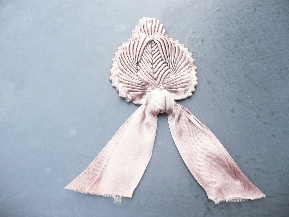 parement  ancien en galon de satin de qualité - Photo 1/4